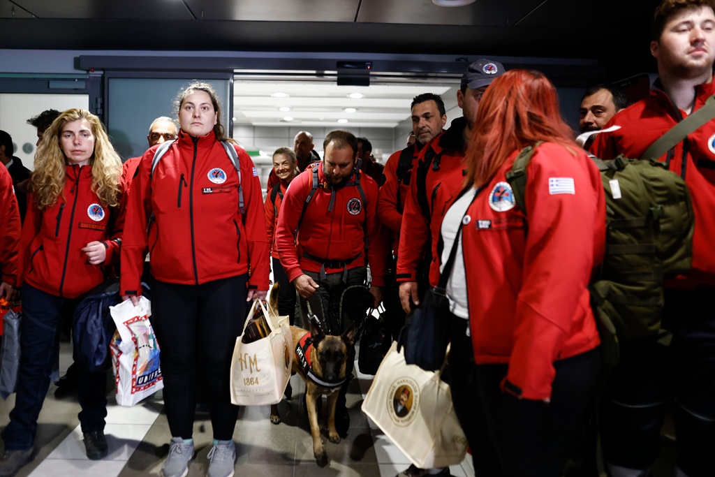 Τα μέλη της Ελληνικής Ομάδας Διάσωσης κατά την άφιξή τους στο αεροδρόμιο της Θεσσαλονίκης από την Τουρκία @ΠΕ-ΜΠΕ/ΑΧΙΛΛΕΑΣ ΧΗΡΑΣ