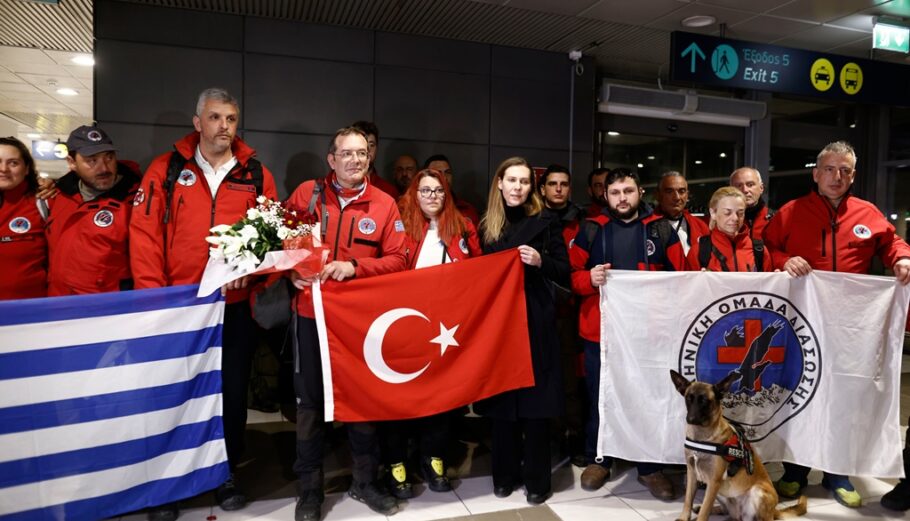 Τα μέλη της Ελληνικής Ομάδας Διάσωσης κατά την άφιξή τους στο αεροδρόμιο της Θεσσαλονίκης από την Τουρκία @ΠΕ-ΜΠΕ/ΑΧΙΛΛΕΑΣ ΧΗΡΑΣ