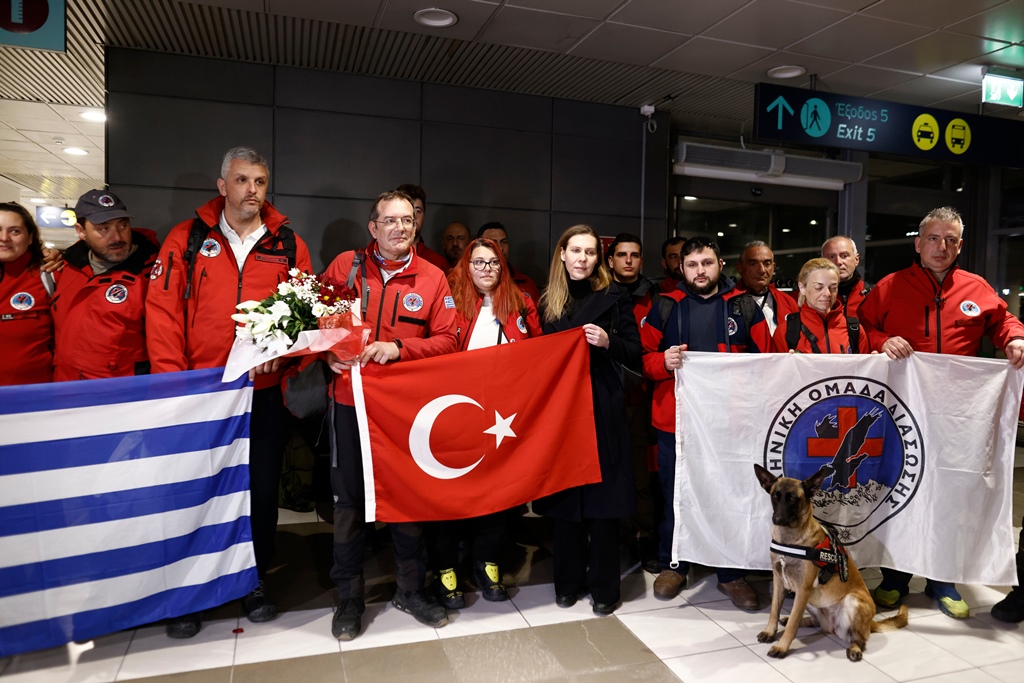 Τα μέλη της Ελληνικής Ομάδας Διάσωσης κατά την άφιξή τους στο αεροδρόμιο της Θεσσαλονίκης από την Τουρκία @ΠΕ-ΜΠΕ/ΑΧΙΛΛΕΑΣ ΧΗΡΑΣ