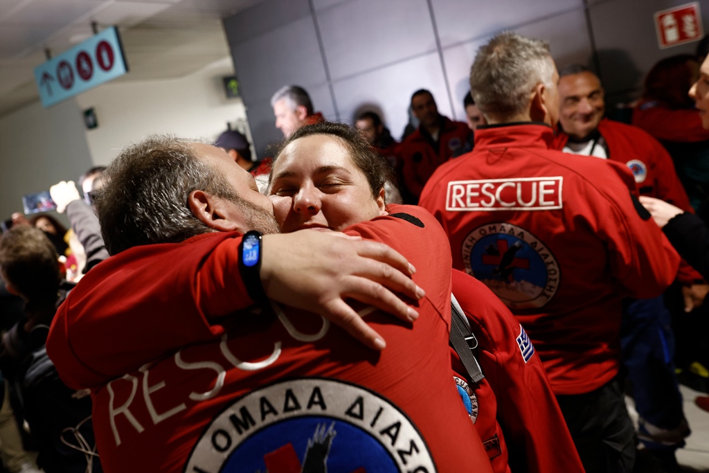 Τα μέλη της Ελληνικής Ομάδας Διάσωσης κατά την άφιξή τους στο αεροδρόμιο της Θεσσαλονίκης από την Τουρκία @ΠΕ-ΜΠΕ/ΑΧΙΛΛΕΑΣ ΧΗΡΑΣ