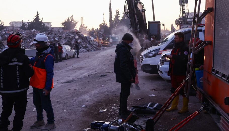 Εργάτες απολυμαίνουν κοντά σε κτίρια που κατέρρευσαν στο Χατάι της Τουρκίας μετά από το σεισμό @ EPA/SEDAT SUNA