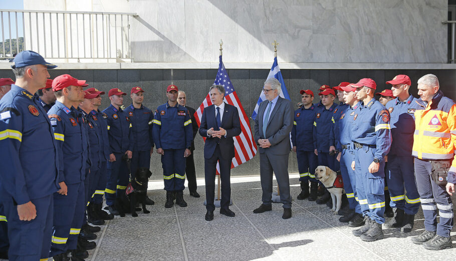Ο υπουργός Εξωτερικών των ΗΠΑ Άντονι Μπλίνκεν (Antony Blinken) (ΚΑ) συναντάται με μέλη της ΕΜΑΚ, συνοδευόμενος από Υπουργό Κλιματικής Κρίσης και Πολιτικής Προστασίας Ελλάδας Χρήστο Στυλιανίδη (ΚΔ) © ΑΠΕ/ΜΠΕ ΑΛΕΞΑΝΔΡΟΣ ΒΛΑΧΟΣ