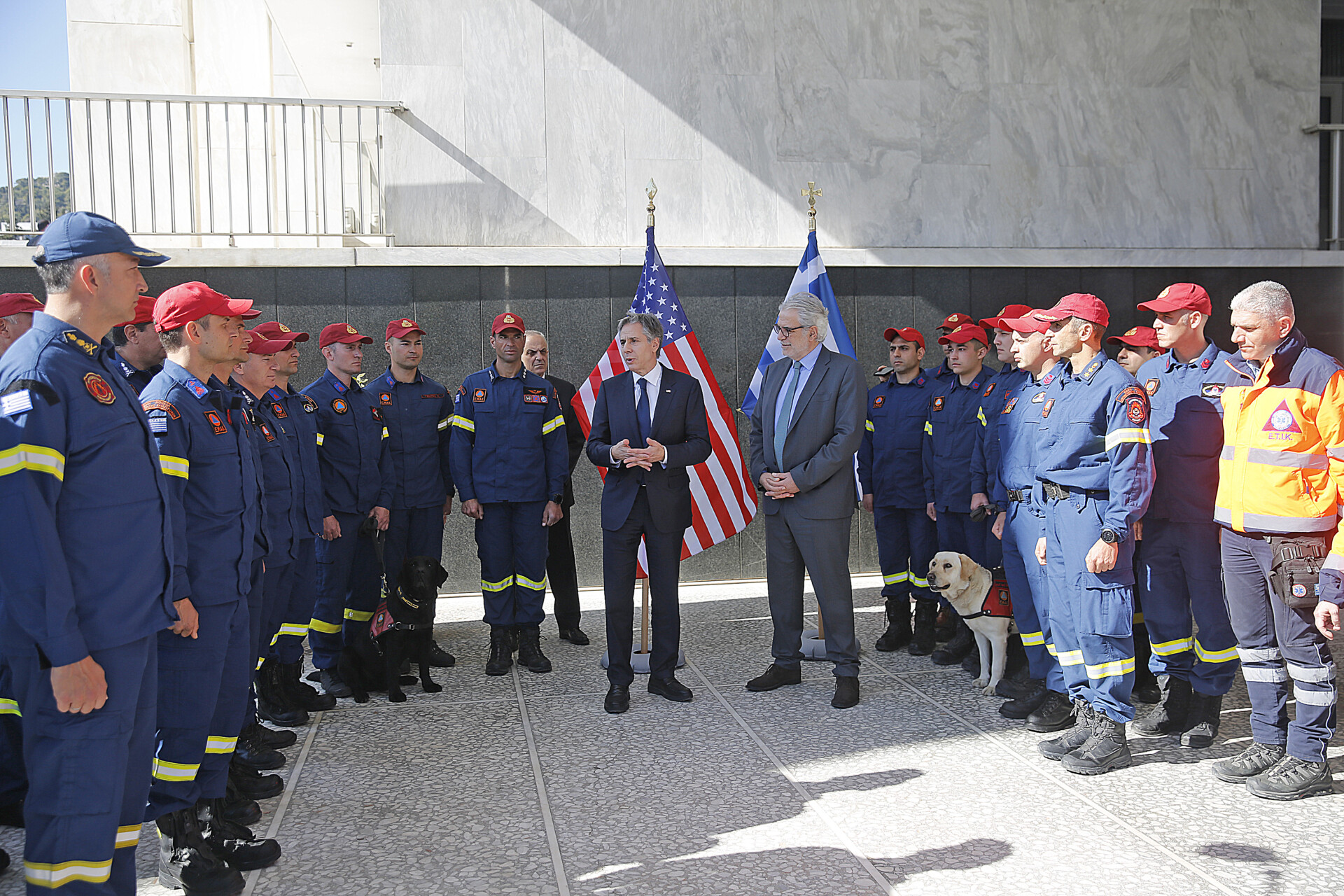 Ο υπουργός Εξωτερικών των ΗΠΑ Άντονι Μπλίνκεν (Antony Blinken) (ΚΑ) συναντάται με μέλη της ΕΜΑΚ, συνοδευόμενος από Υπουργό Κλιματικής Κρίσης και Πολιτικής Προστασίας Ελλάδας Χρήστο Στυλιανίδη (ΚΔ) © ΑΠΕ/ΜΠΕ ΑΛΕΞΑΝΔΡΟΣ ΒΛΑΧΟΣ