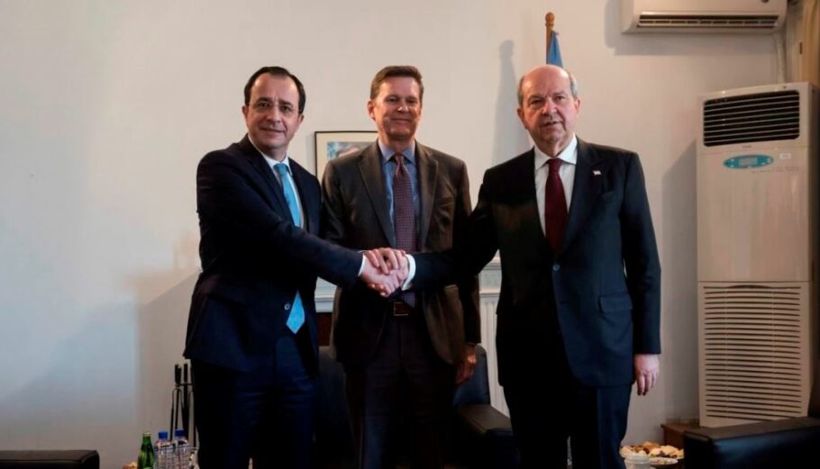 Η πρώτη συνάντηση του Νίκου Χριστοδουλίδη με τονΕρσίν Τατάρ στο σπίτι του ειδικού αντιπροσώπου του γ.γ. του ΟΗΕ στην Κύπρο, Κόλιν Στιούαρτ @ EPA/IAKOVOS HATZISTAVROU / POOL