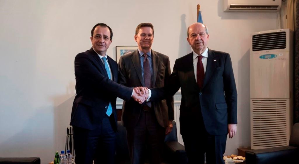 Η πρώτη συνάντηση του Νίκου Χριστοδουλίδη με τονΕρσίν Τατάρ στο σπίτι του ειδικού αντιπροσώπου του γ.γ. του ΟΗΕ στην Κύπρο, Κόλιν Στιούαρτ @ EPA/IAKOVOS HATZISTAVROU / POOL