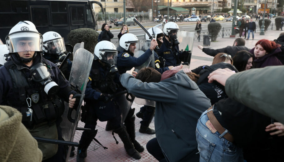 Επεισόδια μεταξύ αστυνομίας και εκπαιδευτικών στο Μέγαρο Μουσικής © intime.gr (Γιάννης Λιάκος)