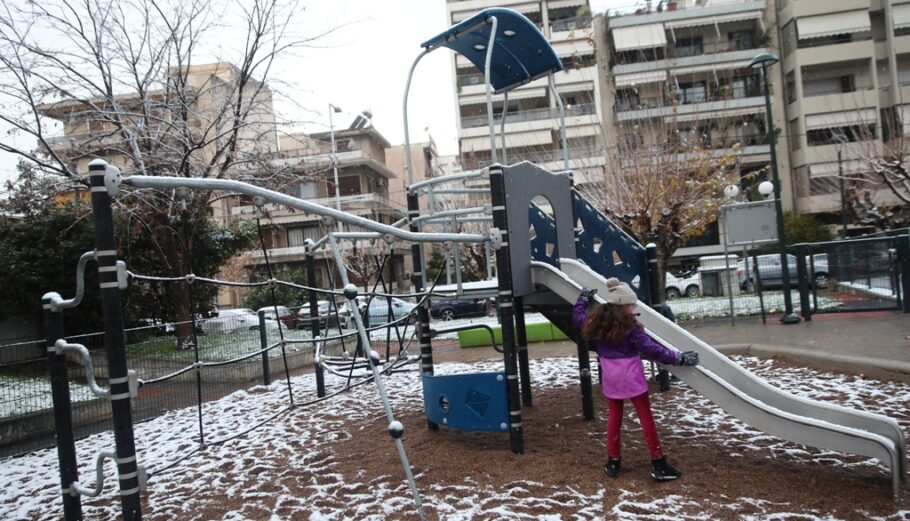 Παιδί σε χιονισμένη παιδική χαρά @ Eurokinissi /ΠΑΝΑΓΟΠΟΥΛΟΥ ΓΕΩΡΓΙΑ