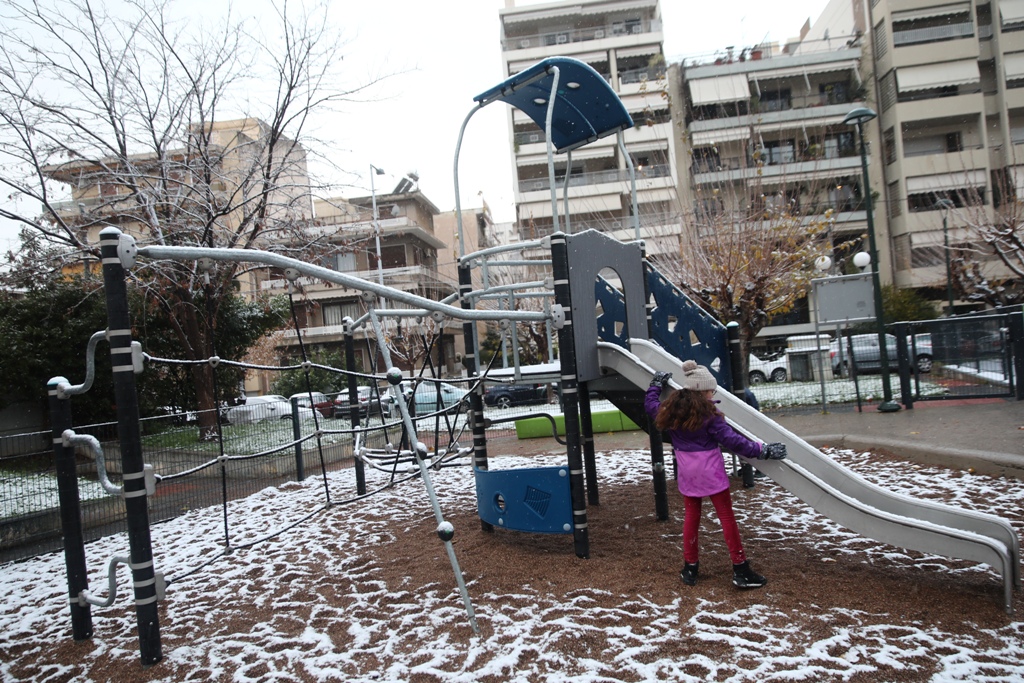 Παιδί σε χιονισμένη παιδική χαρά @ Eurokinissi /ΠΑΝΑΓΟΠΟΥΛΟΥ ΓΕΩΡΓΙΑ