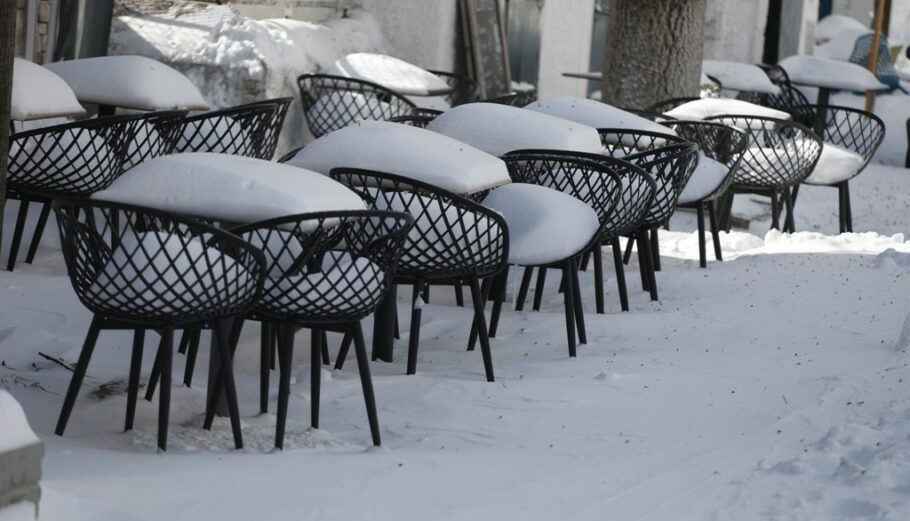 Καρέκλες καφετέριας γεμάτες χιόνι @ Eurokinissi / ΚΟΝΤΑΡΙΝΗΣ ΓΙΩΡΓΟΣ