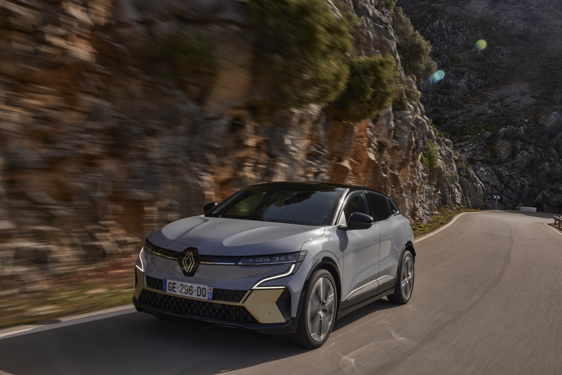 Καταφθάνει η κορυφαία έκδοση Iconic του Renault Megane E-Tech