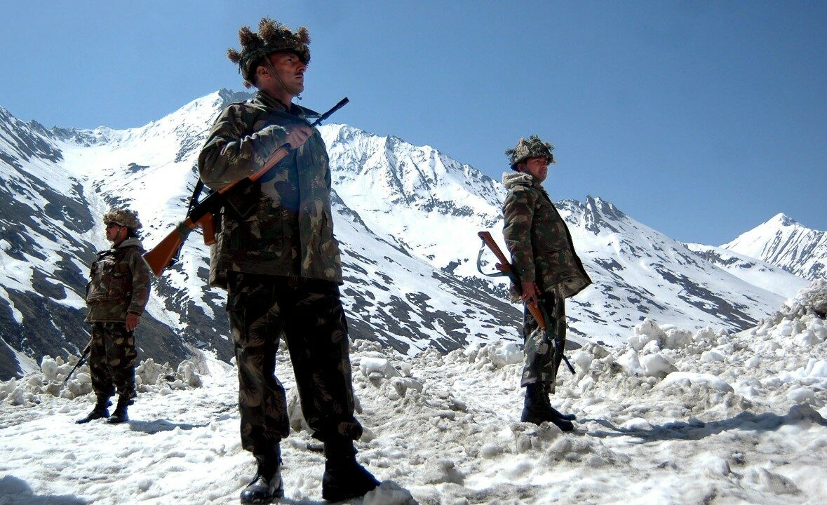Ινδοί στρατιώτες σε πέρασμα στα Ιμαλάια