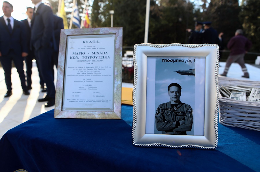 Σε κλίμα οδύνης το τελευταίο αντίο στον υποσμηναγό
