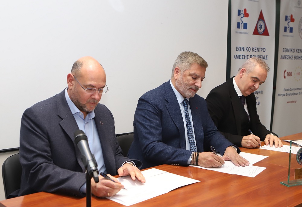 Υπογραφή σύμβασης για νέα ασθενοφόρα του ΕΚΑΒ από την Περιφέρια Αττικής @twitter.com/perattikis