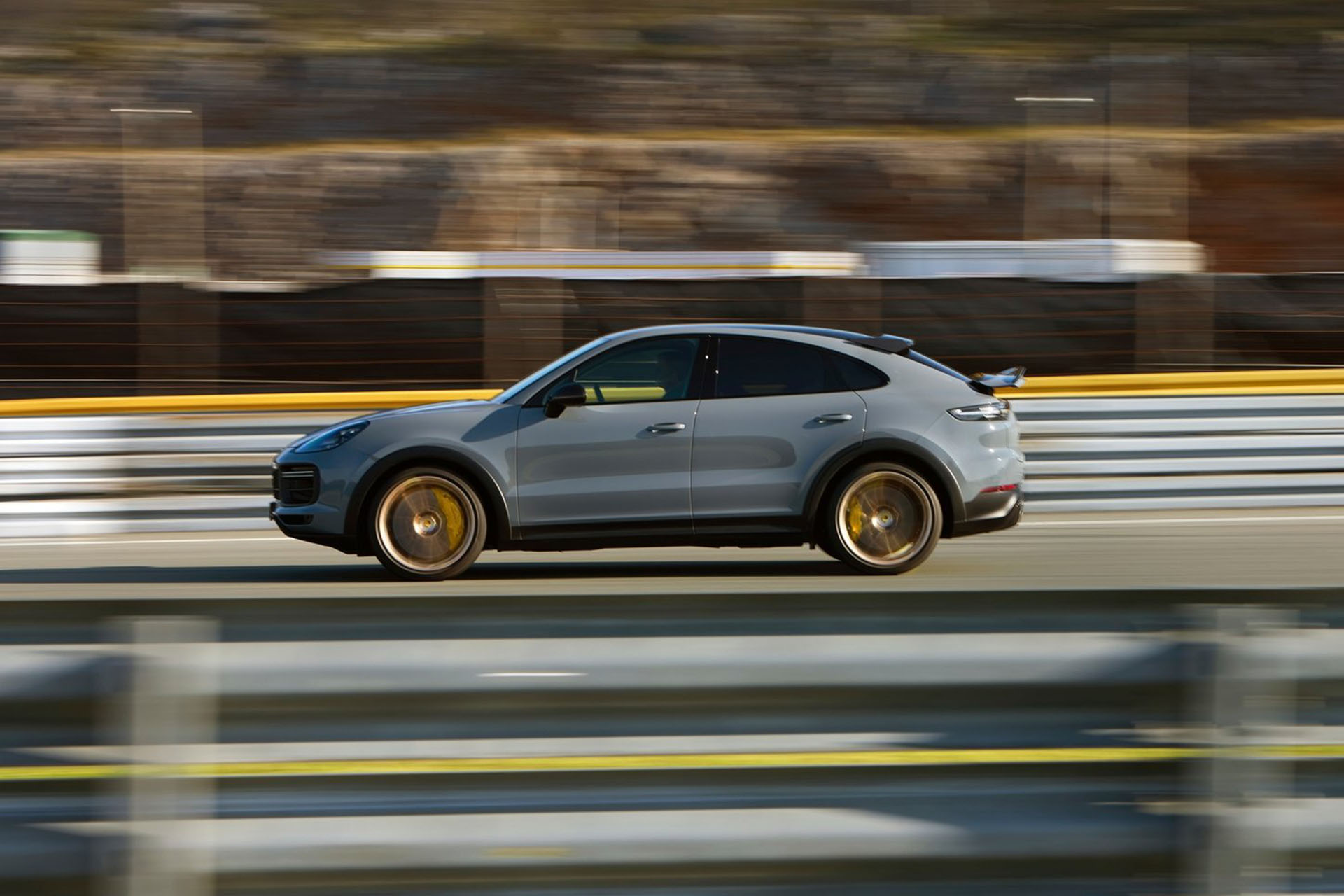 Μεγάλο ηλεκτρικό 7θέσια SUV ετοιμάζει η Porsche
