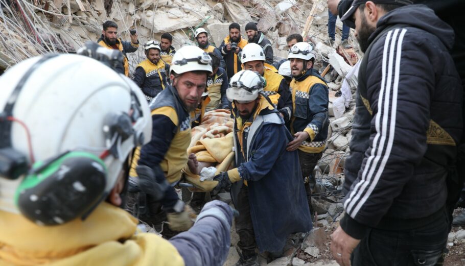 Προσπάθειες διάσωσης από τον σεισμό στη Συρία © Tiwtter / The White Helmets