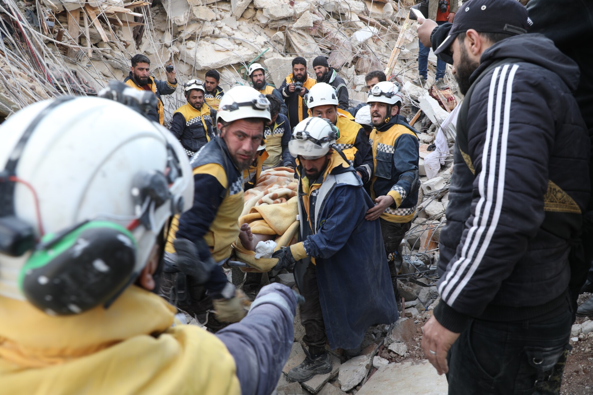 Προσπάθειες διάσωσης από τον σεισμό στη Συρία © Tiwtter / The White Helmets