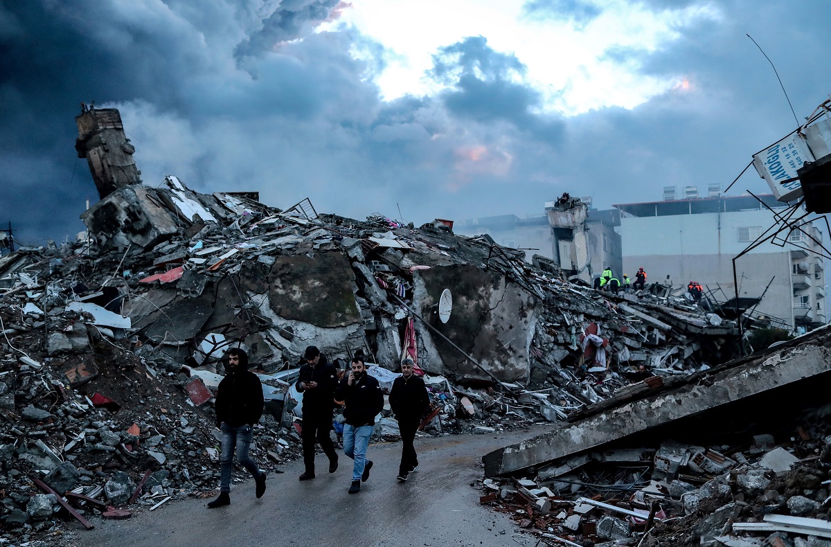 Άνθρωποι αναζητούν επιζώντες στο σημείο ενός κτιρίου που κατέρρευσε μετά τον σεισμό στην Τουρκία © EPA/ERDEM SAHIN