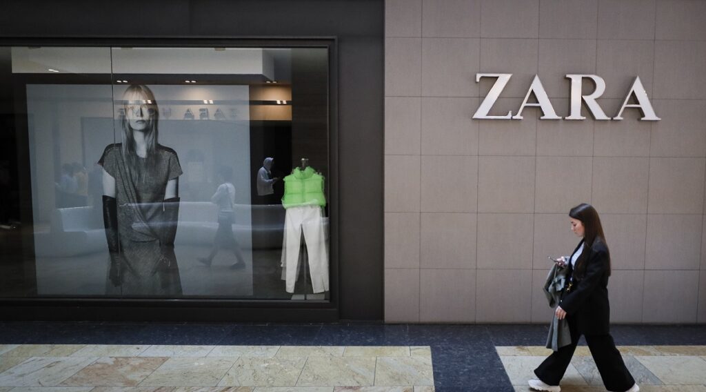 Zara: Ξεκινά να χρεώνει τις ηλεκτρονικές επιστροφές στην Ισπανία