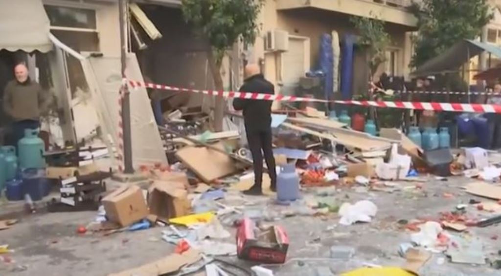 Έκρηξη σε κατάστημα με φιάλες υγραερίου στο Αιγάλεω @ printscreen