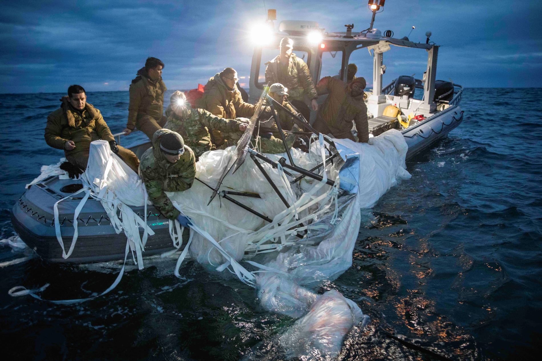 Το κινεζικό μπαλόνι μετά την κατάρριψή του ©EPA/US Navy