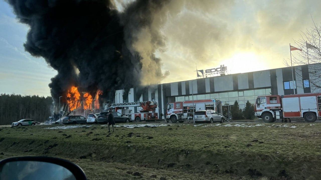Πυρκαγιά σε εργοστάσιο της Λετονίας © Twitter / Donbass Devushka