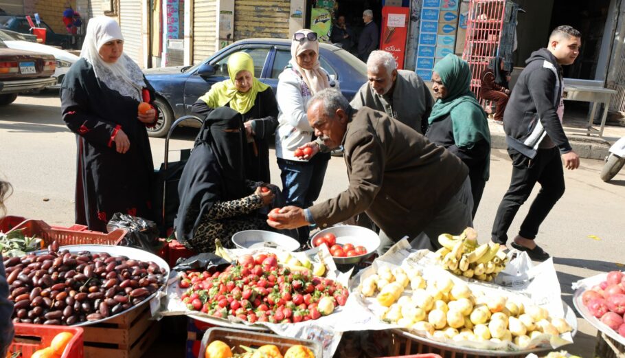Κόσμος σε λαϊκή αγορά της Αιγύπτου, Κάιρο ©EPA/KHALED ELFIQI