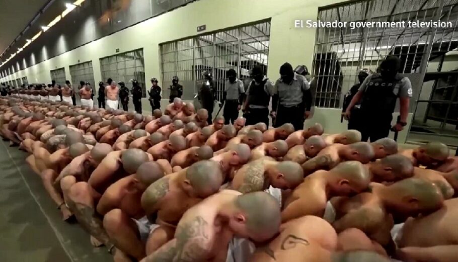 Oι πρώτοι 2.000 συλληφθέντες στο Ελ Σαλβαδόρ, σε μια τεράστια νέα φυλακή printscreen