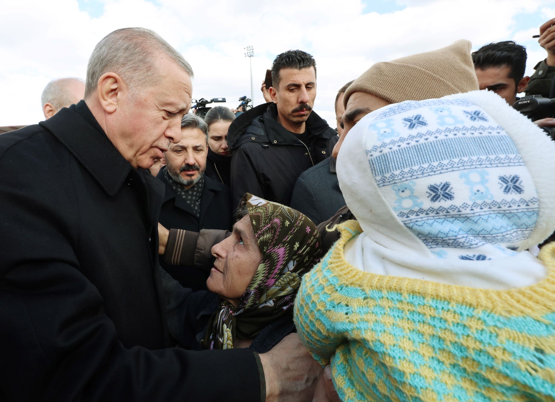Ο Ρ. Τ. Ερντογάν στους σεισμόπληκτους ©EPA/MURAT CETINMUHURDAR