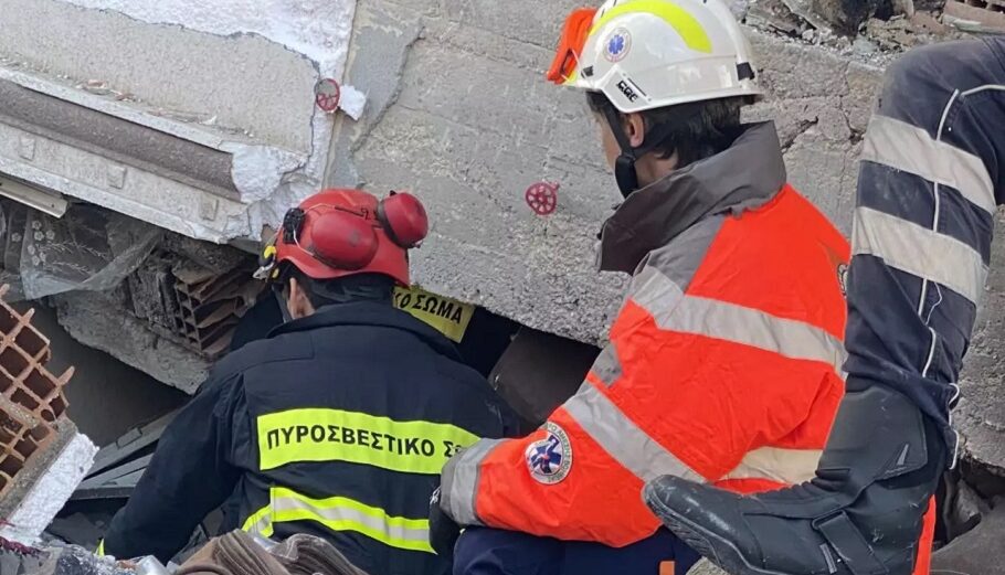 Oι προσπάθειες των Ελλήνων διασωστών στα συντρίμμια μετά τον σεισμό στην Τουρκία © printsceen/ERT