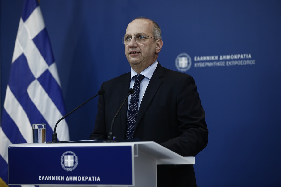 Ο υφυπουργός παρά τω Πρωθυπουργώ και κυβερνητικός εκπρόσωπος Γιάννης Οικονόμου μιλάει κατά τη διάρκεια της ενημέρωσης των πολιτικών συντακτών και των ανταποκριτών ξένου τύπου, στη Γενική Γραμματεία Επικοινωνίας και Ενημέρωσης @ΑΠΕ-ΜΠΕ/ΓΙΑΝΝΗΣ ΚΟΛΕΣΙΔΗΣ