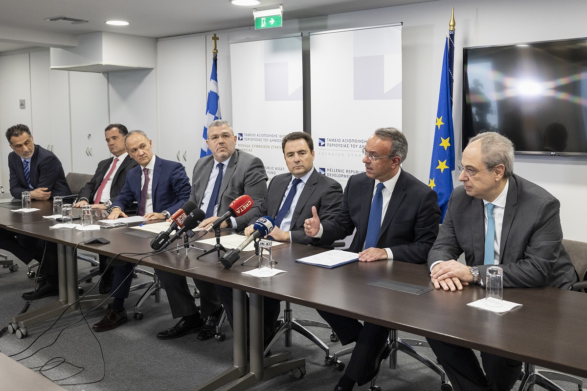 Από αριστερά προς τα δεξιά: Ο Αναπληρωτής Διευθύνων Σύμβουλος του Υπερταμείου, Στέφανος Γιουρέλης, ο Υπουργός Ανάπτυξης και Επενδύσεων, Άδωνις Γεωργιάδης, ο Πρόεδρος της REDS A.E. και Διευθύνων Σύμβουλος του Ομίλου ΕΛΛΑΚΤΩΡ, Ευθύμιος Μπουλούτας, ο Διευθύνων Σύμβουλος της REDS A.E., Γιώργος Κωνσταντινίδης, ο Διευθύνων Σύμβουλος του ΤΑΙΠΕΔ, Δημήτρης Πολίτης, ο Υπουργός Οικονομικών, Χρήστος Σταϊκούρας και ο Πρόεδρος του Ομίλου ΕΛΛΑΚΤΩΡ, Γιώργος Μυλωνογιάννης@ΔΤ