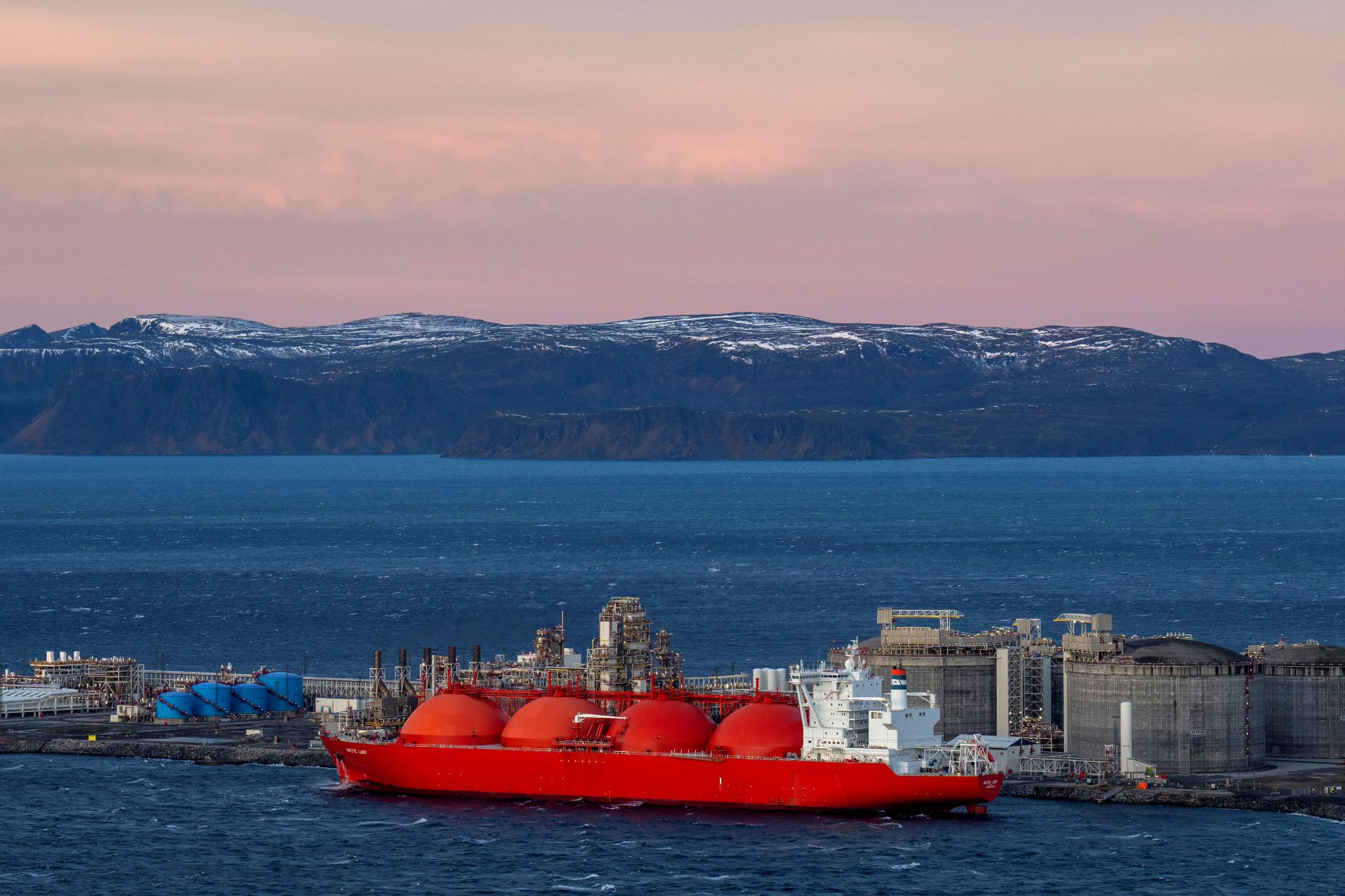 Υποδομές ενέργειας στη Β. Θάλασσα ©EPA/Fredrik Varfjell