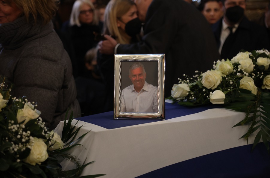 Σε κλίμα οδύνης το τελευταίο αντίο στον Μανούσο Βολουδάκη
