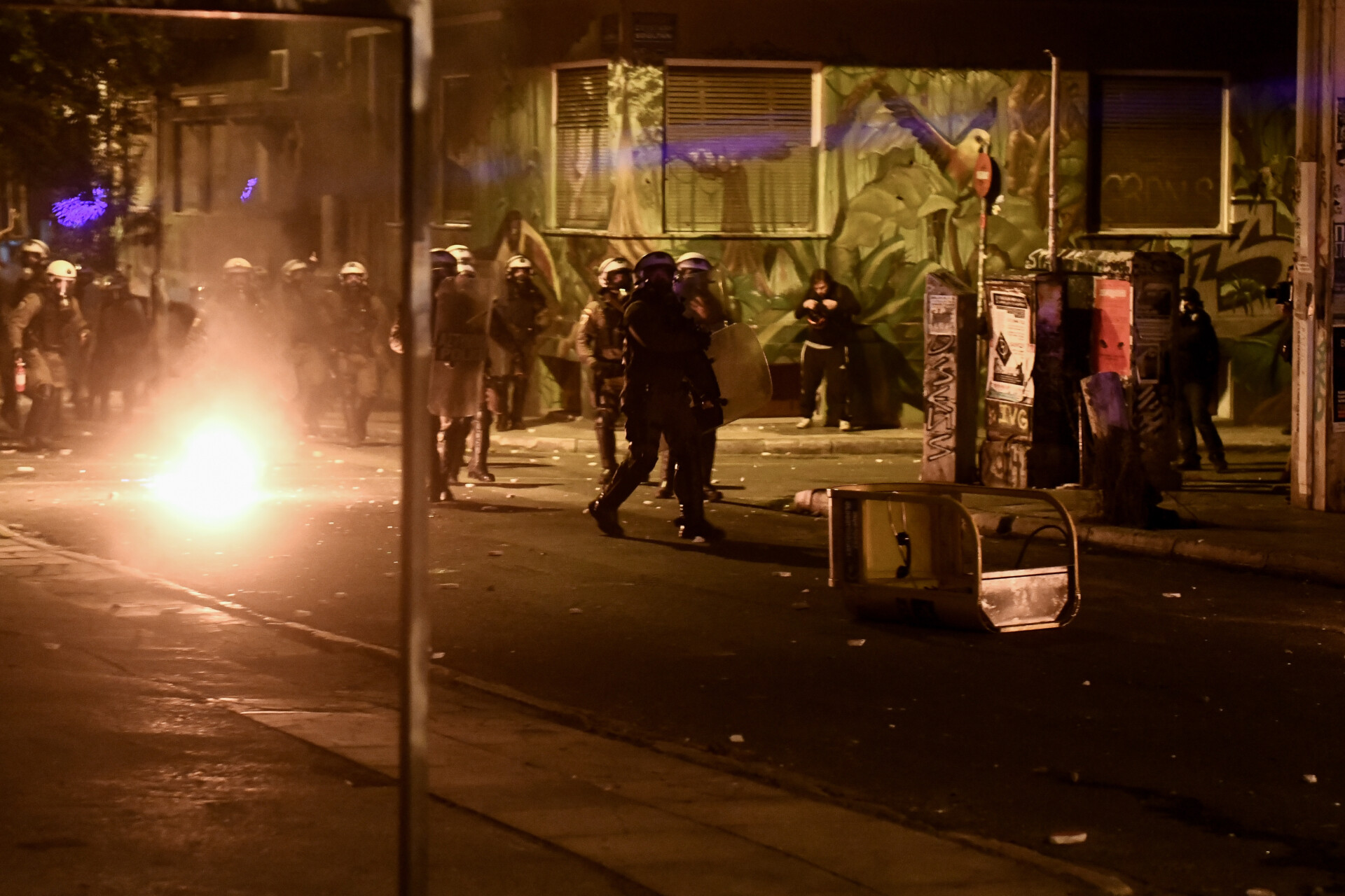 Πανεπιστημιούπολη: Επεισόδια με μολότοφ και καμένα αυτοκίνητα