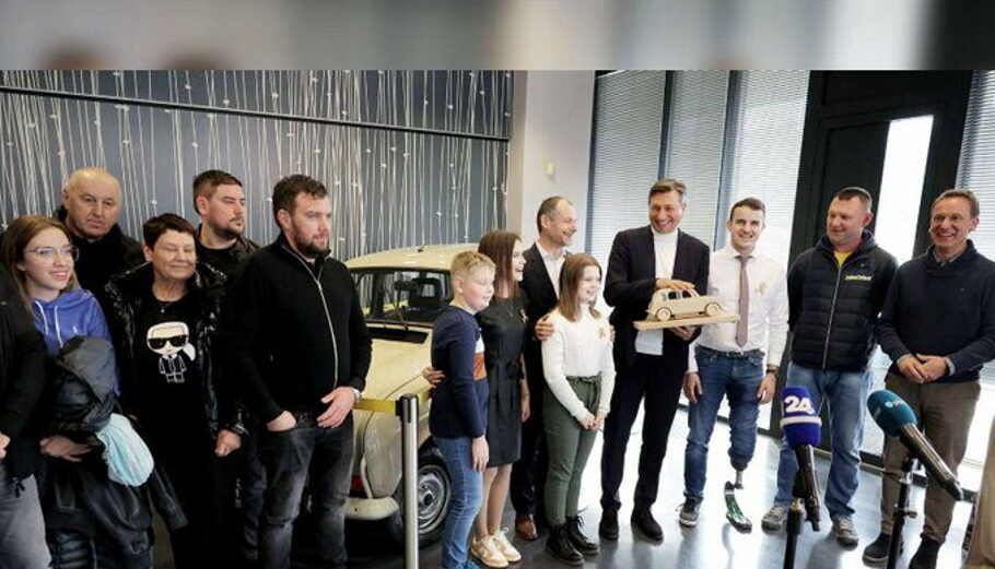 Ο πρώην Πρόεδρος και πρώην πρωθυπουργός της Σλοβενίας, Μπόρουτ Πάχορ πώλησε το αυτοκίνητό του «Renault 4» του 1991 για να βοηθήσει παιδιά με καρκίνο @twitter.com/BorutPaho
