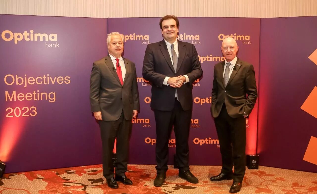 Από αριστερά ο Πρόεδρος της Optima bank, κ. Γεώργιος Τανισκίδης, ο Υπουργός Ψηφιακής Διακυβέρνησης κ. Κυριάκος Πιερρακάκης και ο CEO της Optima bank, κ. Δημήτρης Κυπαρίσσης