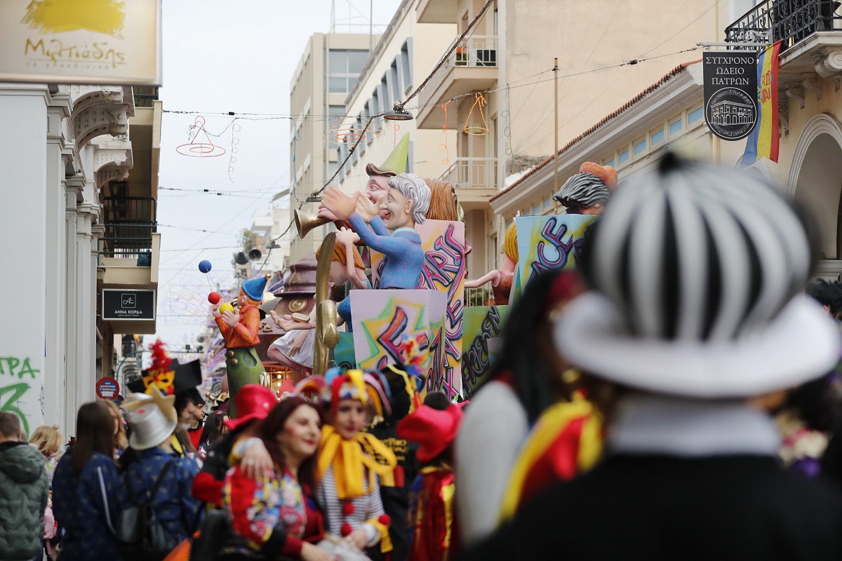 Πάτρα: Χιλιάδες καρναβαλιστές στους δρόμους – Το μεσημέρι η μεγάλη παρέλαση