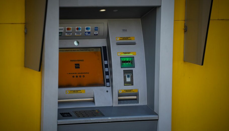 ATM της Τράπεζας Πειραιώς ©Eurokinissi