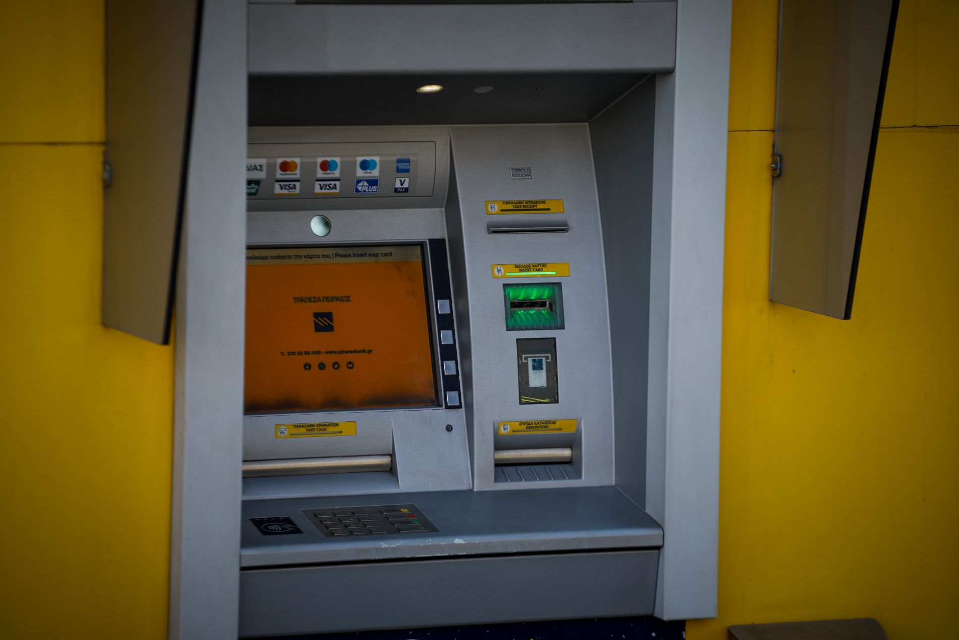 ATM της Τράπεζας Πειραιώς ©Eurokinissi