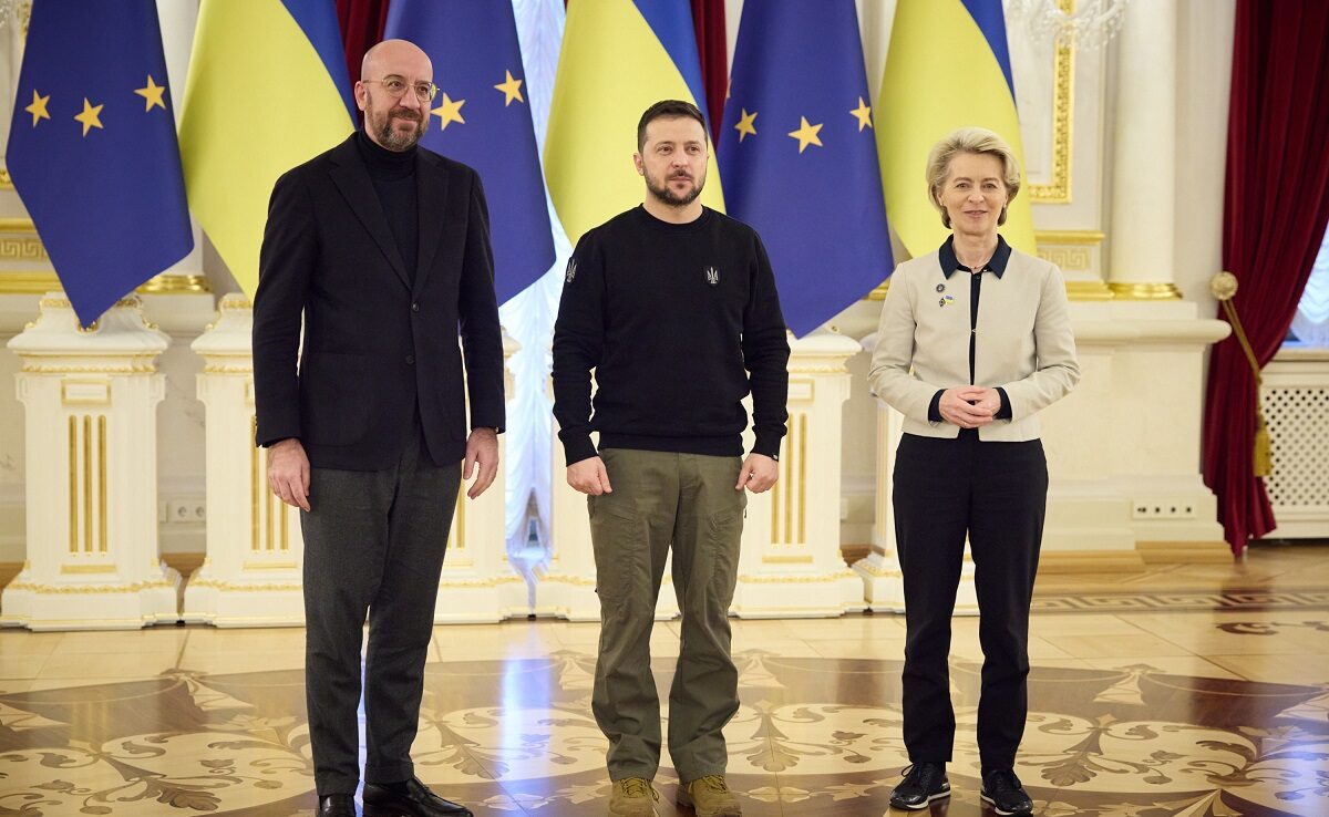 O πρόεδρος του Ευρωπαϊκού Συμβουλίου Σαρλ Μισέλ, ο Ουκρανός Πρόεδρος Βολοντίμιρ Ζελένσκι και η πρόεδρος της Κομισιόν Ούρσουλα Φον ντερ Λάιεν © EPA/UKRAINIAN PRESIDENTIAL PRESS SERVICE HANDOU