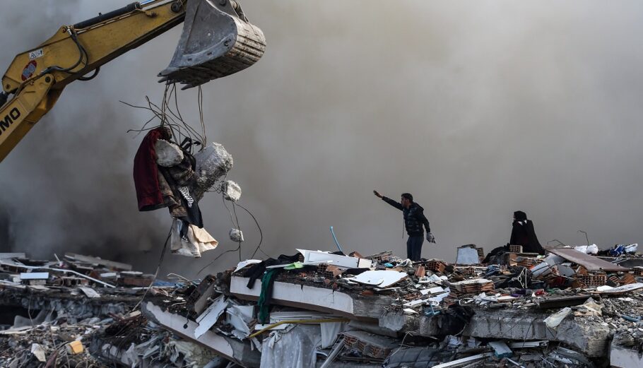 Άνθρωποι αναζητούν επιζώντες στο σημείο ενός κτιρίου που κατέρρευσε μετά τον σεισμό στην Τουρκία © EPA/ERDEM SAHIN EPA-EFE/ERDEM SAHIN