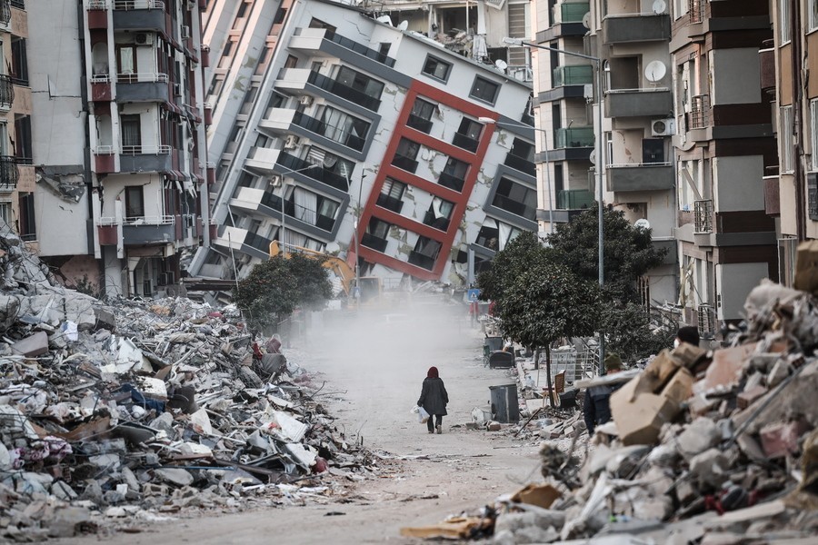 Συντρίμμια στην Τουρκία μετά το σεισμό @EPA, SEDAT SUNA