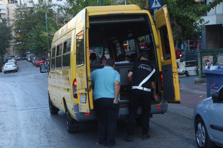 Τροχαίο με σχολικό λεωφορείο στη Βούλα