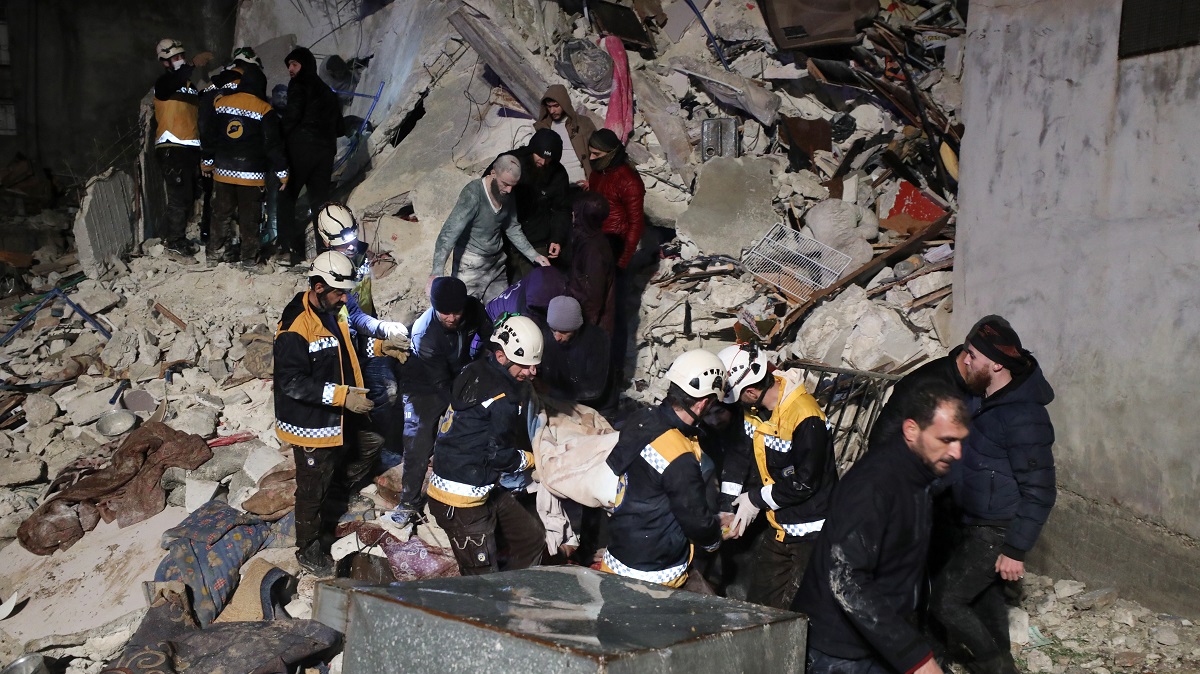 Σωστικά συνεργεία βοηθούν εγκλωβισμένους μετά τον σεισμό © EPA/YAHYA NEMAH