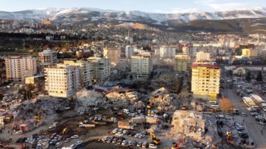 Τα συντρίμμια που άφησε πίσω του ο σεισμός στην Τουρκία © EPA/ABIR SULTAN