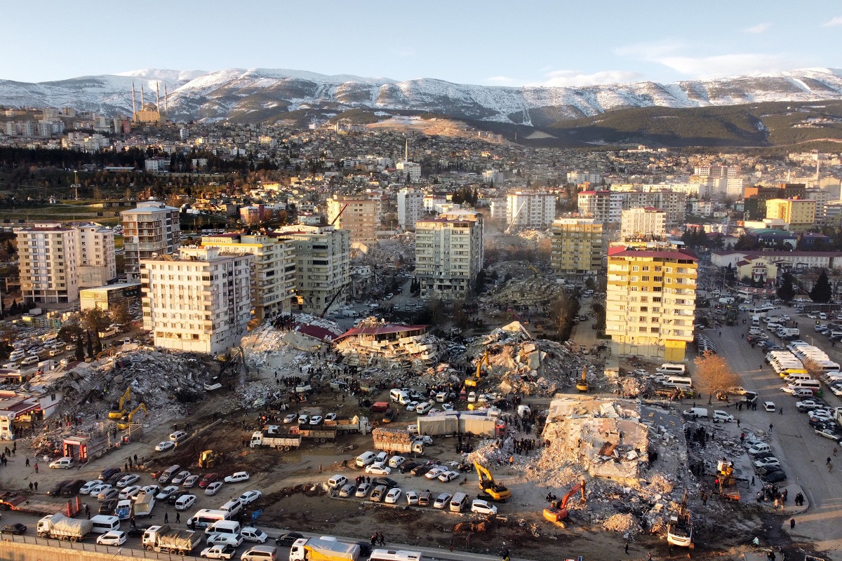 Τα συντρίμμια που άφησε πίσω του ο σεισμός στην Τουρκία © EPA/ABIR SULTAN
