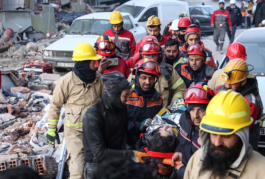 Διασώσεις από τον σεισμό© EPA/STR