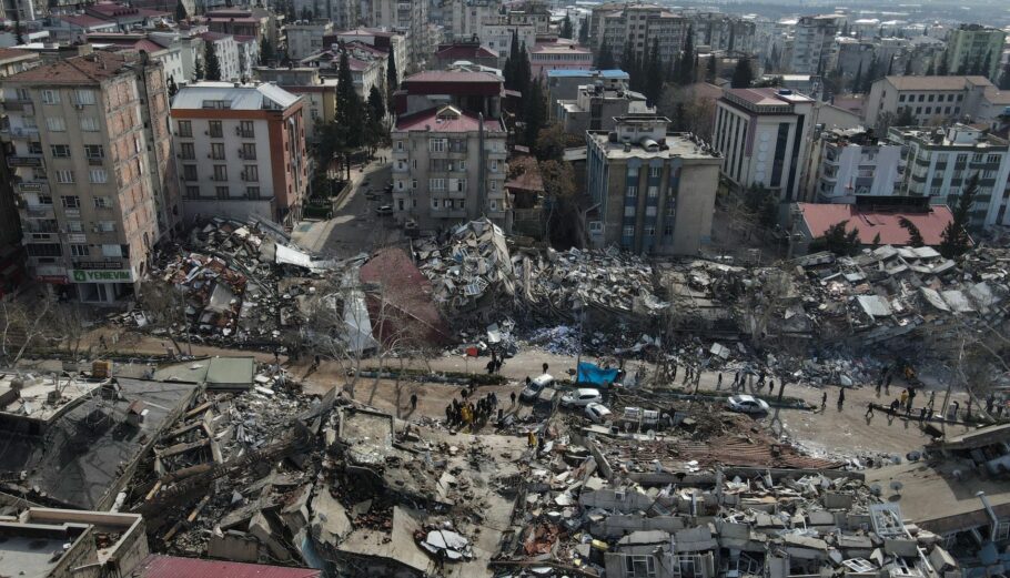 Συντρίμια από τον σεισμό στην Τουρκία ©EPA/NECATI SAVAS