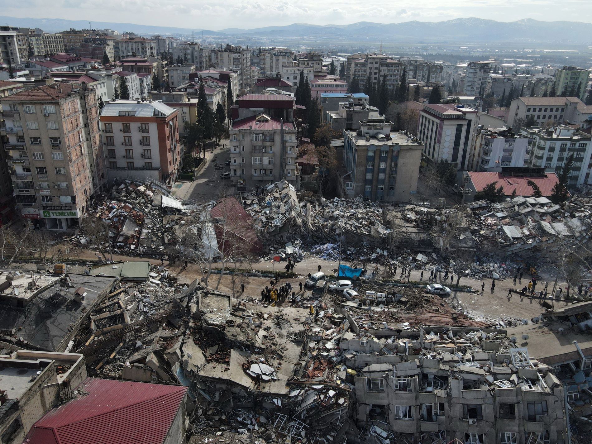Συντρίμια από τον σεισμό στην Τουρκία ©EPA/NECATI SAVAS