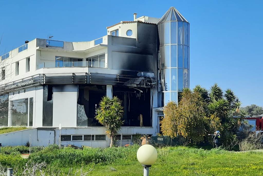 Κρήτη: Φωτιά σε αντιπροσωπεία αυτοκινήτων – Ένας νεκρός